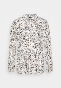 Blusa a maniche lunghe in tessuto leggero bianco, con un motivo a macchie di leopardo nere e arancioni sparse e un collo alto.