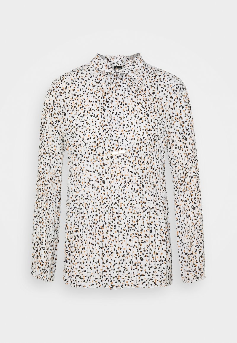 Blusa a maniche lunghe in tessuto leggero bianco, con un motivo a macchie di leopardo nere e arancioni sparse e un collo alto.