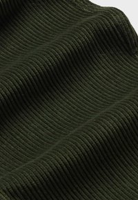 Texturiertes, geripptes Gewebe in dunklem Grün, das ein wellenförmiges Design mit tiefen Rillen zeigt, hergestellt aus weichem, flexiblen Material.