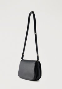 Μαύρο δερμάτινο τσαντάκι ώμου με ρυθμιζόμενο λουράκι, χρυσούς μεταλλικούς εξαρτήματα και λείο, στρογγυλεμένο ορθογώνιο καπάκι κλεισίματος.