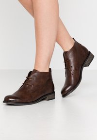 Marco Tozzi Botines bajos - brown