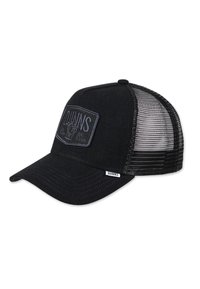 Casquette de camionneur noire avec une visière plate, dotée d'un devant en tissu texturé et d'un dos en maille. Patch logo brodé au centre avant.