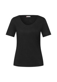 Czarna damska koszulka z krótkim rękawem, dekoltem w łódkę, dopasowanym krojem i metką marki „Street One” wewnątrz kołnierza.