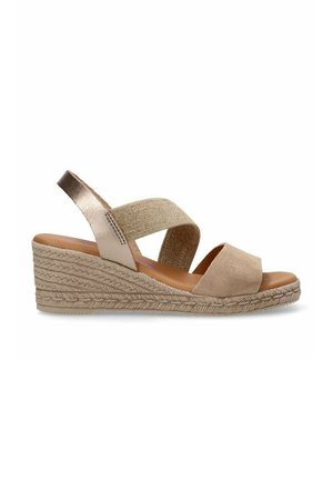 Sandalias de cuña beige con correas de ante y tejido trenzado; cuenta con una suela intermedia texturizada similar a una cuerda y un ligero brillo metálico en la correa del talón.