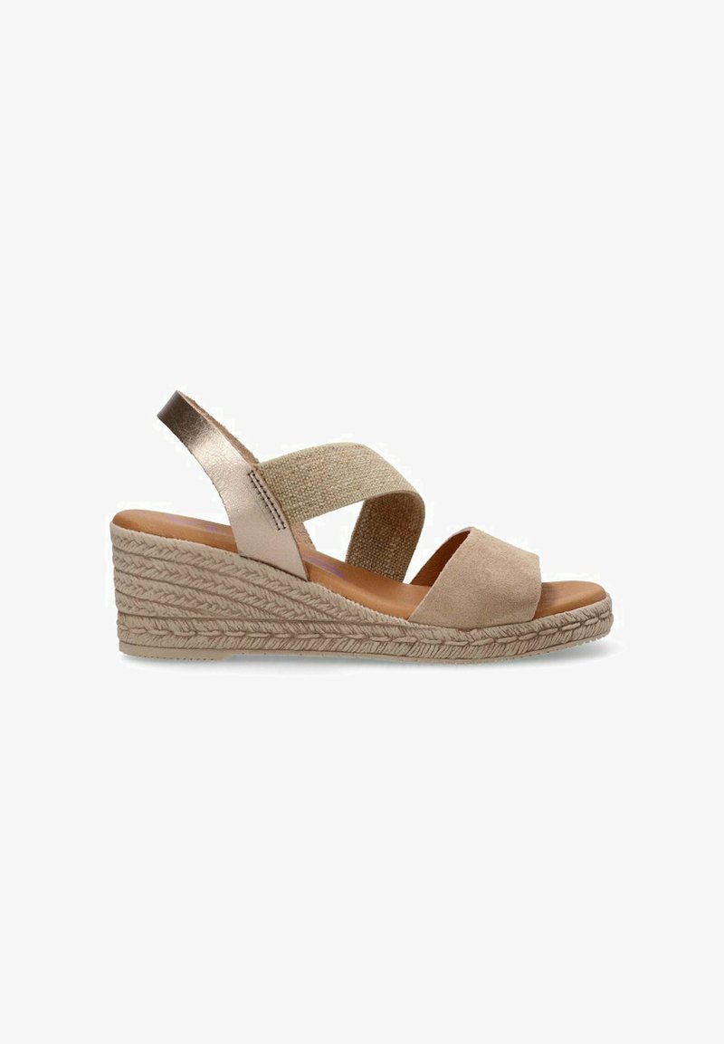 Sandalias de cuña beige con correas de ante y tejido trenzado; cuenta con una suela intermedia texturizada similar a una cuerda y un ligero brillo metálico en la correa del talón.