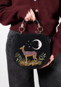 Schwarze Wildleder-Handtasche in runder Form, verziert mit gestickten Designs von Rehen, Mond und Laub. Metallische Akzente und ein texturiertes Griff.
