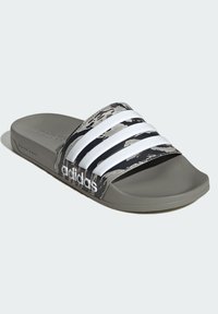 Infradito Adidas con base grigia, cinturino a strisce nere e grigie con tre strisce bianche e un accento del logo bianco.