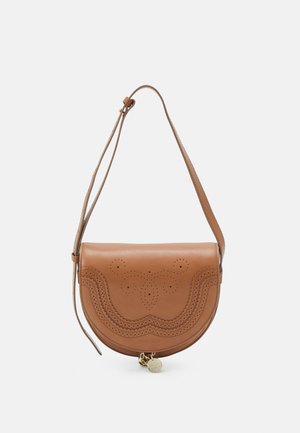 Bruine leren crossbodytas met gegolfde randen, geperforeerd decoratief patroon, verstelbare band en een klein gouden hartvormig bedeltje op de voorflap.