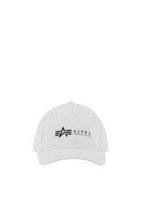 Căciulă de baseball albă cu o margine curbă. Prezintă un logo grafic negru cu textul "ALPHA INDUSTRIES" pe față. Textură de material neted.