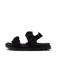 Svarta platta sandaler med samlad tygremmar, en strukturerad fotbädd och en robust gummisula med ett mönster för grepp.