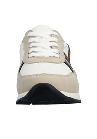 Baskets blanches et beige avec des lacets blancs, une semelle noire et un détail à motif animal sur le côté, vues de face.