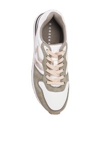 Sneaker met een witte mesh bovenkant, beige suède accenten en een getextureerde rubberen zool. Voorzien van beige veters en een zigzagontwerp aan de zijkanten.