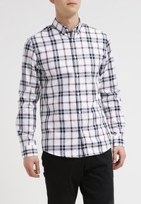Langarm geruit overhemd met witte, marineblauwe en bordeauxpatronen, met een button-down kraag en een soepele katoentextuur.