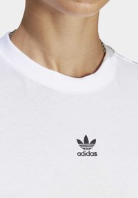 adidas Originals ESSENTIALS REGULAR TEE - T-shirt basic