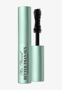 Mintgroene cilindrische mascara verpakking met een zwarte spiraalborstel. Met zwarte tekst: "Too Faced" en "BETTER THAN SEX WATERPROOF MASCARA."