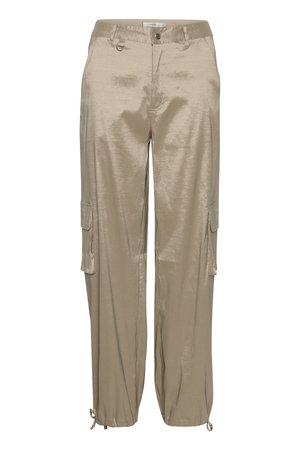 Pantalons cargo beige en tissu brillant, dotés de poches latérales, de poignets ajustables avec cordons, et d'une surface lisse et texturée.