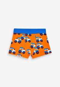 Oranje boxershorts met een blauwe tailleband, met een herhaald patroon van witte tractors met rode wielen en blauwe daken. Zachte stofstructuur.