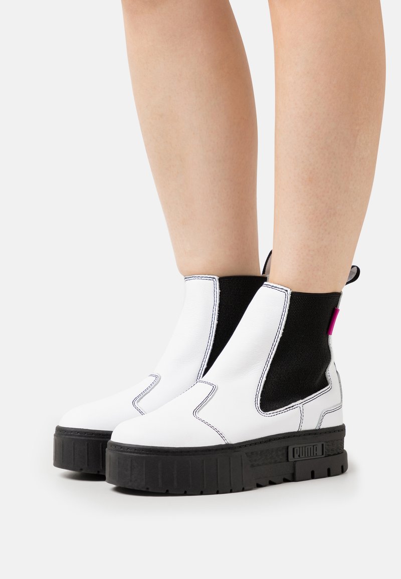 Puma MAYZE CHELSEA POP - Kotníkové boty na platformě - white/black