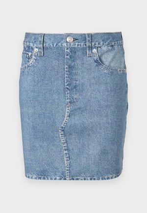 Blå denimminiskjørt med knapp- og glidelåslukking foran, beltestropper og frontlommer, vist på hvit bakgrunn.