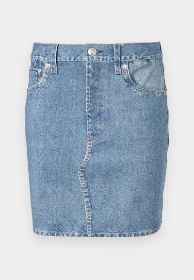 Μπλε τζιν μίνι φούστα με μπροστινό κούμπωμα με κουμπιά και φερμουάρ, θηλιές για ζώνη και μπροστινές τσέπες, εμφανίζεται σε λευκό φόντο.