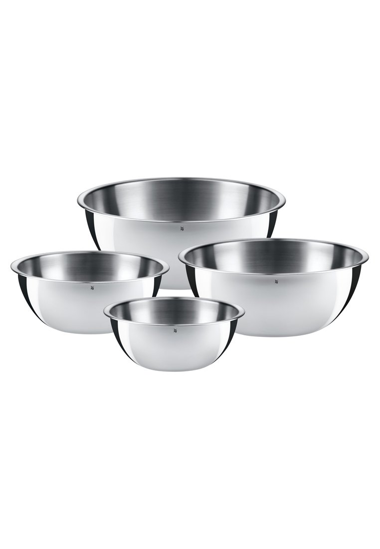 Set von vier Mischschüsseln aus rostfreiem Stahl in verschiedenen Größen mit glatten, glänzenden Oberflächen und abgerundeten Kanten. Jede Schüssel hat eine reflektierende Oberfläche.