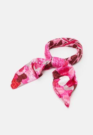 Roze en rode zijden sjaal met hart- en abstracte patronen, los in een lus geknoopt met twee uiteinden die naar beneden hangen.