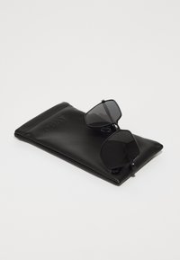 QUAY AUSTRALIA WORLD TOUR - Óculos de sol - black