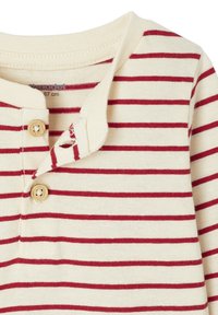 Cremefarbener Langarm-Top mit horizontalen roten Streifen, ausgestattet mit einem knöpfbaren Henley-Kragen und weicher Stofftextur.