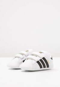 adidas Originals SUPERSTAR CRIB UNISEX - Pirmieji vaiko batukai - white/core black