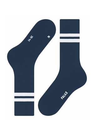 Nachtblaue Crew-Socken mit zwei weißen Streifen nahe der Oberseite, "FALKE"-Logo auf dem Fuß und Größenmarkierung auf der Sohle, flach ausgelegt.