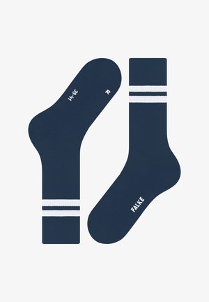 Granatowe skarpetki crew z dwoma białymi paseczkami u góry, logo "FALKE" na stopie i oznaczenie rozmiaru na podeszwie, wyeksponowane na płasko.