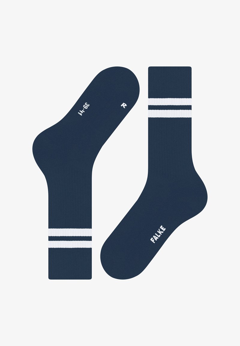 Nachtblaue Crew-Socken mit zwei weißen Streifen nahe der Oberseite, "FALKE"-Logo auf dem Fuß und Größenmarkierung auf der Sohle, flach ausgelegt.