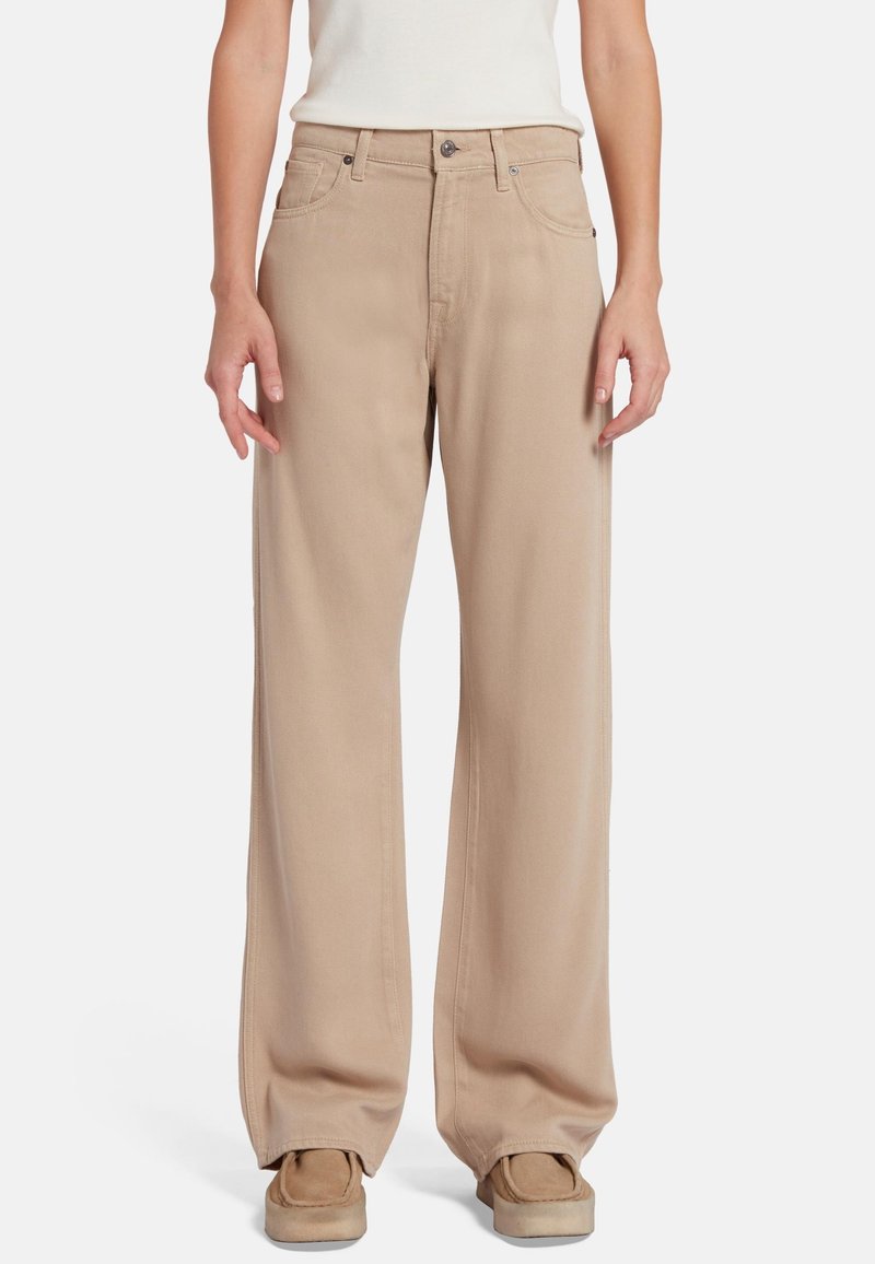Beige wijde broek van een katoenmix met een soepele textuur, voorzien van voorzakken en een knoopsluiting.
