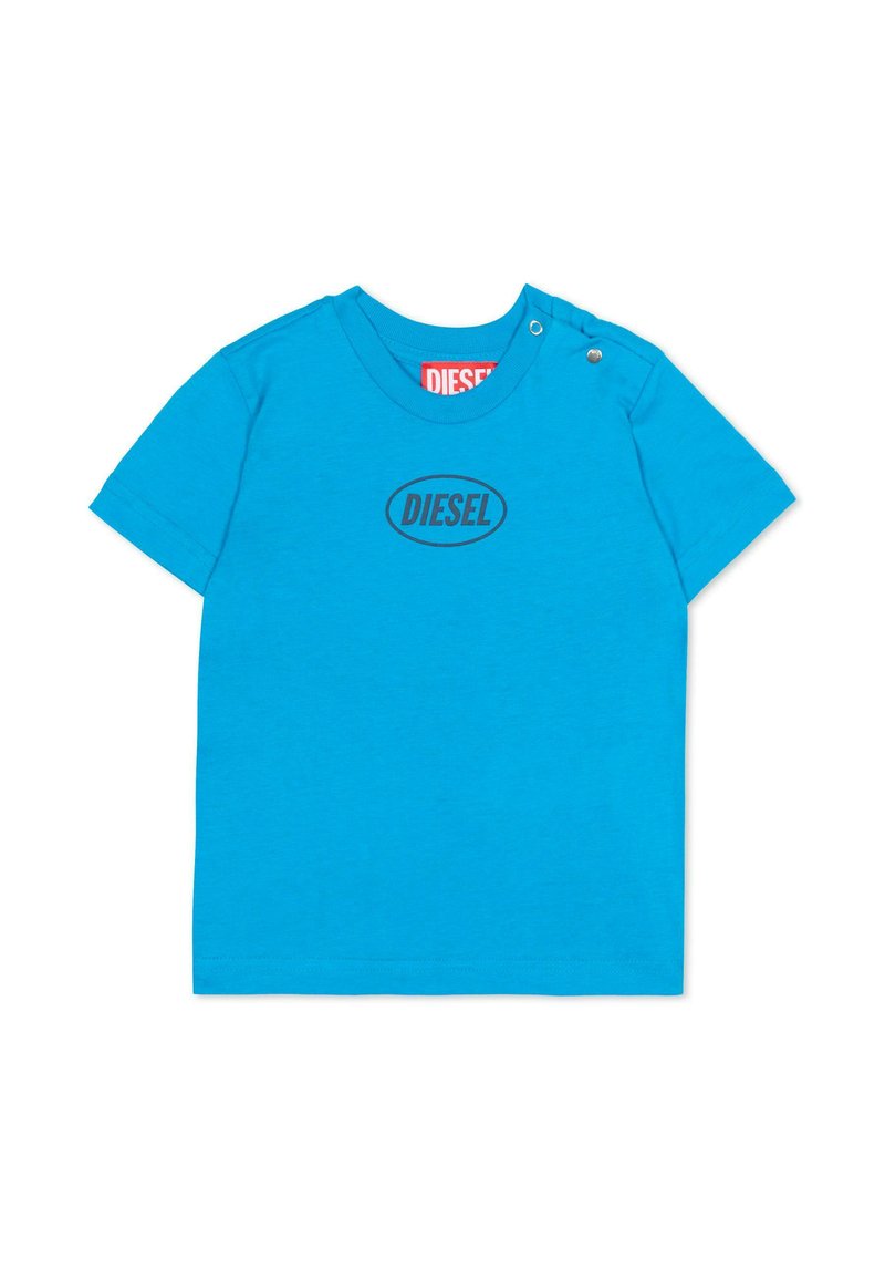 T-shirt in cotone blu con scollo rotondo, maniche corte e bottoni a pressione argento sulla spalla. Presenta un logo nero "DIESEL" al centro.