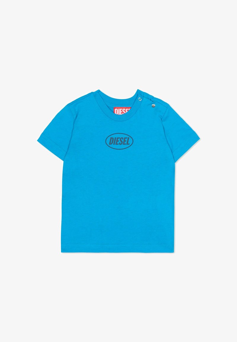 T-shirt in cotone blu con scollo rotondo, maniche corte e bottoni a pressione argento sulla spalla. Presenta un logo nero "DIESEL" al centro.