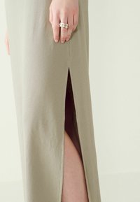 Next RIBBED T-SHIRT STYLE MAXI COLUMN DRESS WITH SLIT DETAIL - Džemperkleita - stone grey