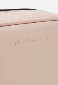 Calvin Klein Jeans SCULPTED CAMERA MONO - Torba preko tijela - pale conch