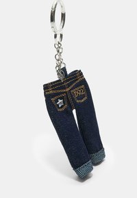 Porte-clé en denim bleu foncé miniature avec des coutures orange, un ornement en forme d'étoile et "D92" brodé sur les poches arrière.