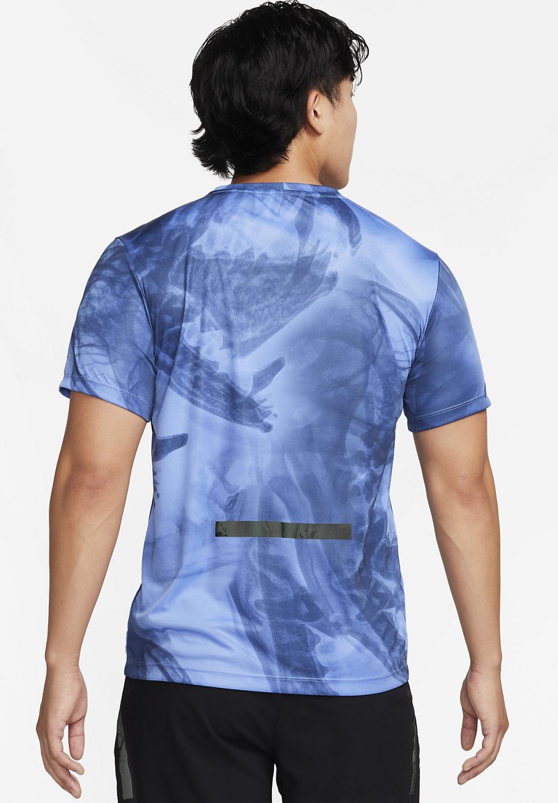 T-shirt de sport bleu à manches courtes avec un motif de vagues, en tissu évacuant l'humidité, et un accent réfléchissant à l'arrière.