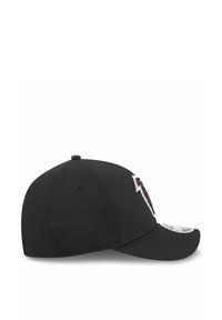 Cappello da baseball nero con visiera curva, logo ricamato sulla parte anteriore e fori di ventilazione sui lati. Il materiale sembra liscio e resistente.