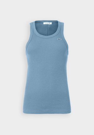 Débardeur côtelé bleu clair avec un col rond et de larges emmanchures. Présente un petit logo brodé sur la poitrine.