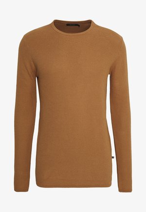 Brun stickad tröja, långa ärmar, rund halsringning, texturerad väv, slim fit, med en liten märkesetikett på sidan.