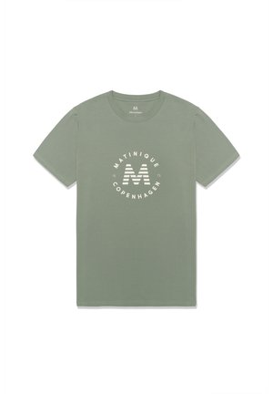 Salbeigrünes T-Shirt mit kurzen Ärmeln, weißem, rundem "Matinique Copenhagen 1973"-Logo und gestreiftem "M" in der Mitte.