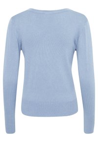 Lichtblauwe trui met lange mouwen, ronde halslijn en geribbelde zoom en boorden. Gladde textuur met subtiele glans. Geen zichtbare patronen of hardware.