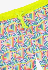 Maillots de bain avec un motif géométrique multicolore, présentant des triangles dans des teintes de rose, bleu, vert et jaune. Taille élastique avec cordon de serrage.