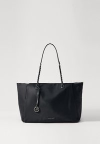 Borsa tote in nylon nero con manici a catena intrecciati, dotata di un logo metallico circolare e una texture liscia. Il design è spazioso con una silhouette moderna.