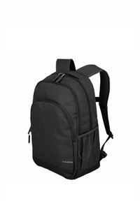 Zaino nero con un tessuto liscio e strutturato. Presenta spallacci imbottiti regolabili, un compartimento principale con doppia zip e una tasca frontale.