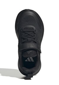 Czarne buty sportowe z przewiewnej siateczki, z wyściełanym kołnierzem, sznurowaniem oraz rzepem. Teksturowana gumowa podeszwa zapewniająca przyczepność.