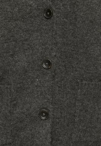 Grauer Wollstoff mit fünf schwarzen Knöpfen an der Vorderseite, mit einer weichen Textur und einem dezenten Muster im gesamten Stoff.