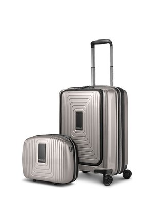 Set aus silbernem Hartschalengepäck mit strukturierten konzentrischen Quadratmuster, einschließlich eines Rollkoffers mit ausziehbarem Griff und einer kleineren Reisetasche.
